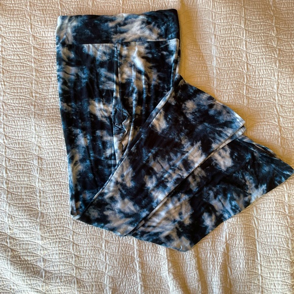 •Womens Flared Tie-Dye Leggings - Picture 2 of 3